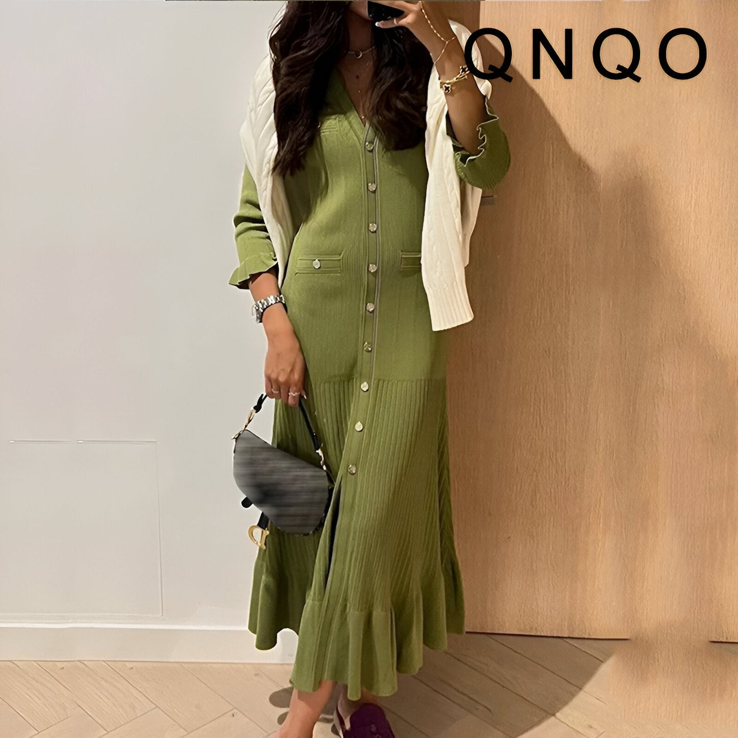 Qnqo | Enkelt chic stickad klänning