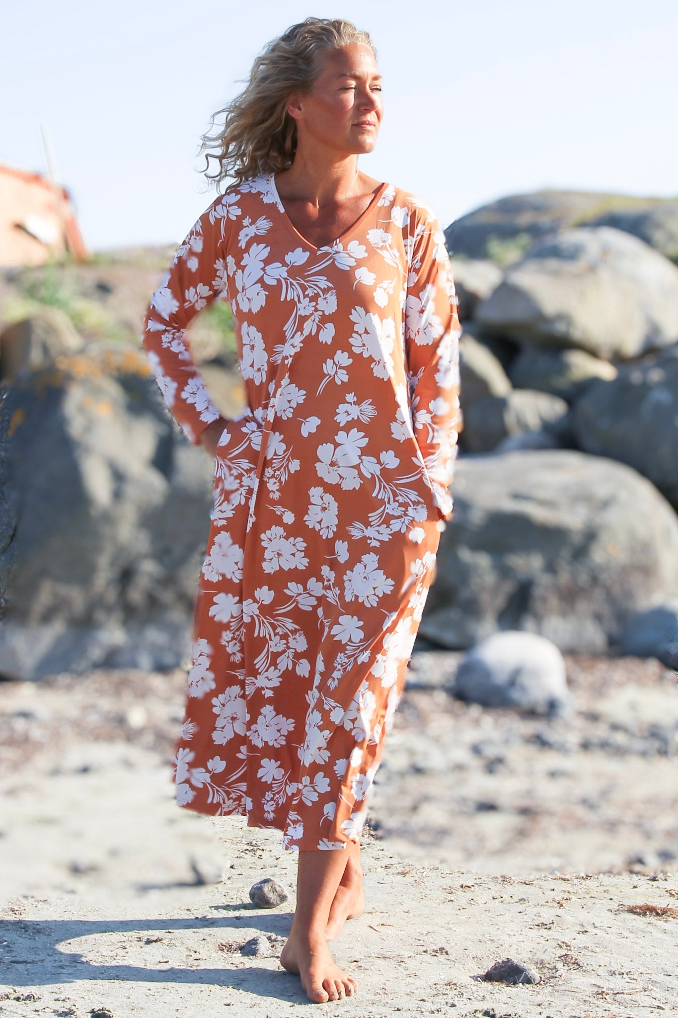 Riviera Peach | Rosa Blommig Sommarklänning Med Långa Ärmar Och Fickor – Designad I Sverige