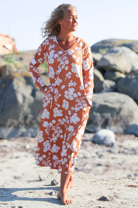 Riviera Peach | Rosa Blommig Sommarklänning Med Långa Ärmar Och Fickor – Designad I Sverige