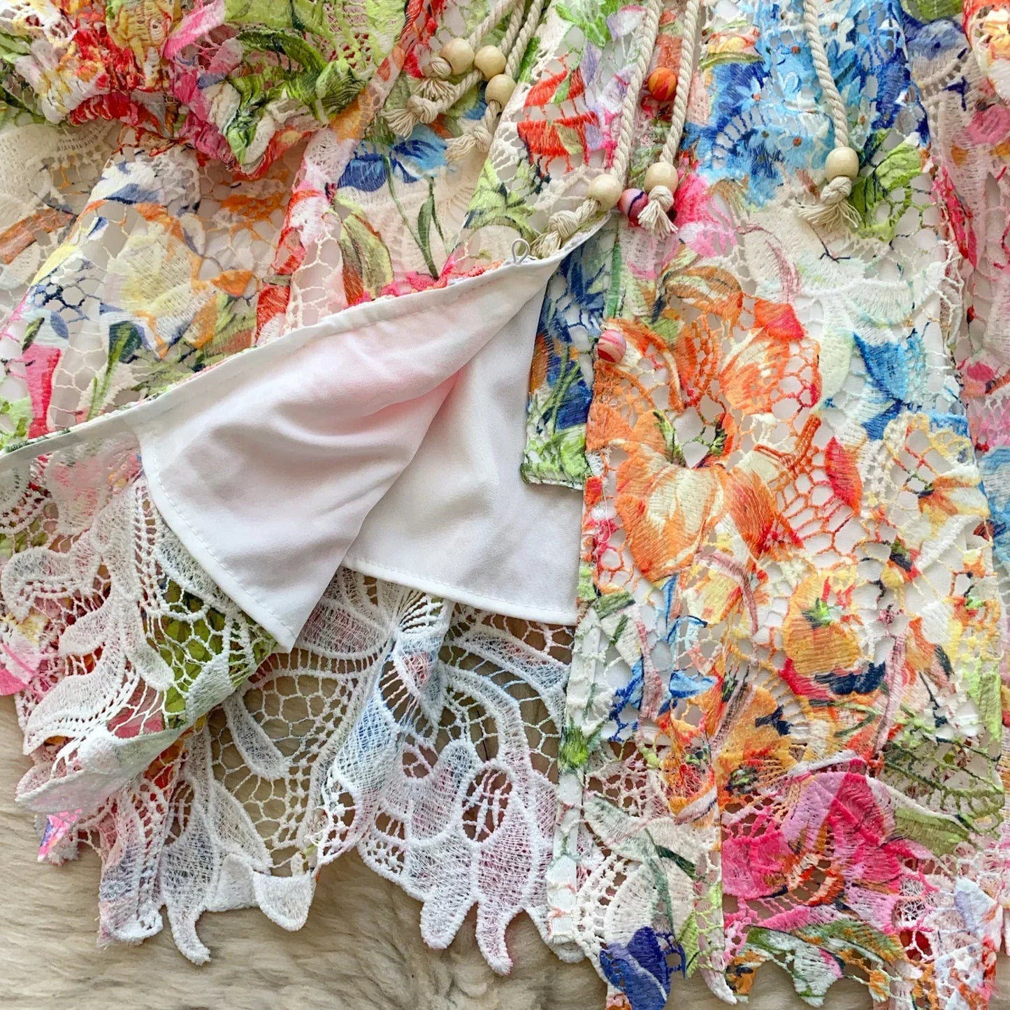 Fiorella | Blommig Miniklänning I Spets