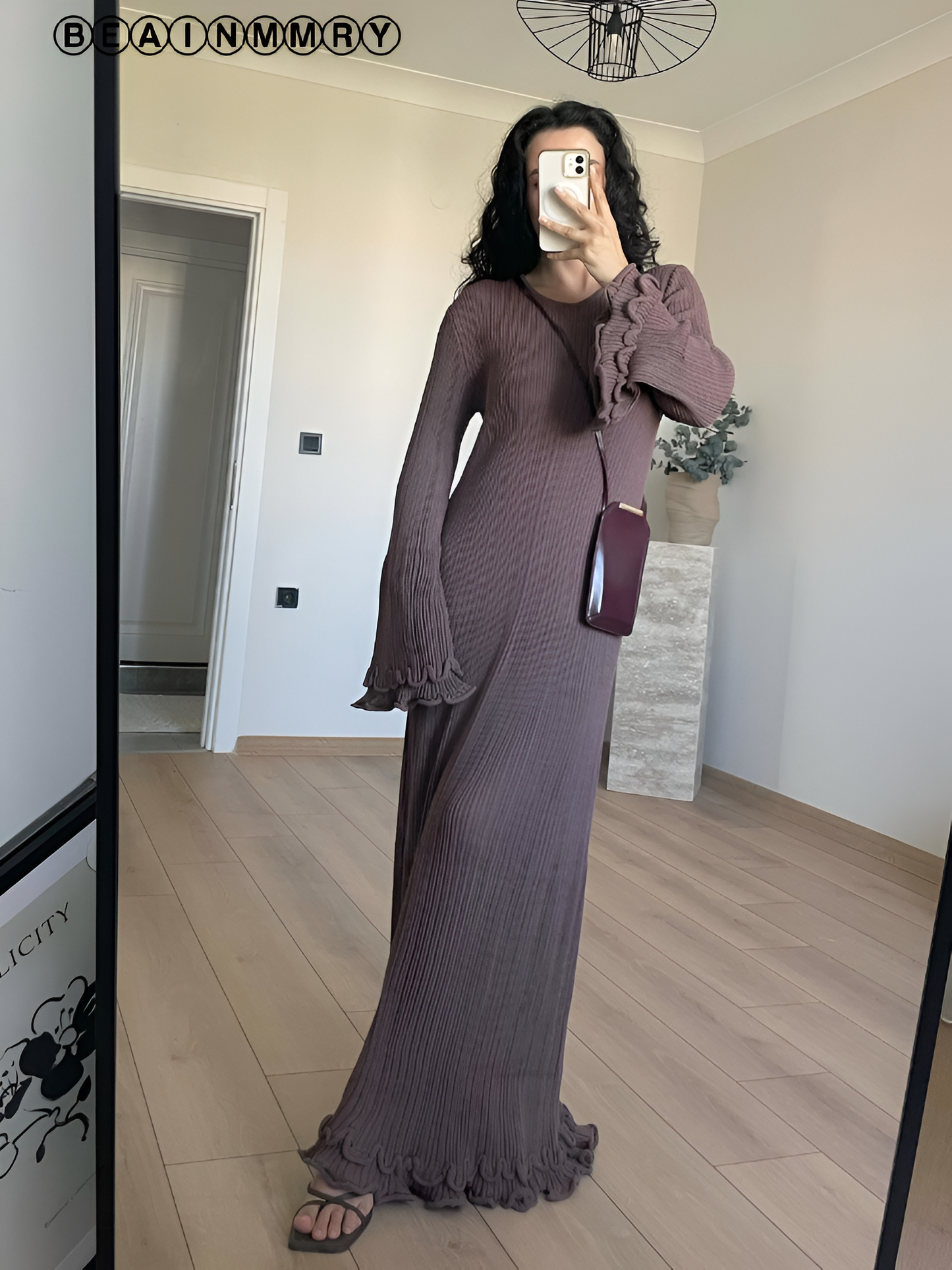 Edda | Elegant vit stickad klänning med volang i nederkanten