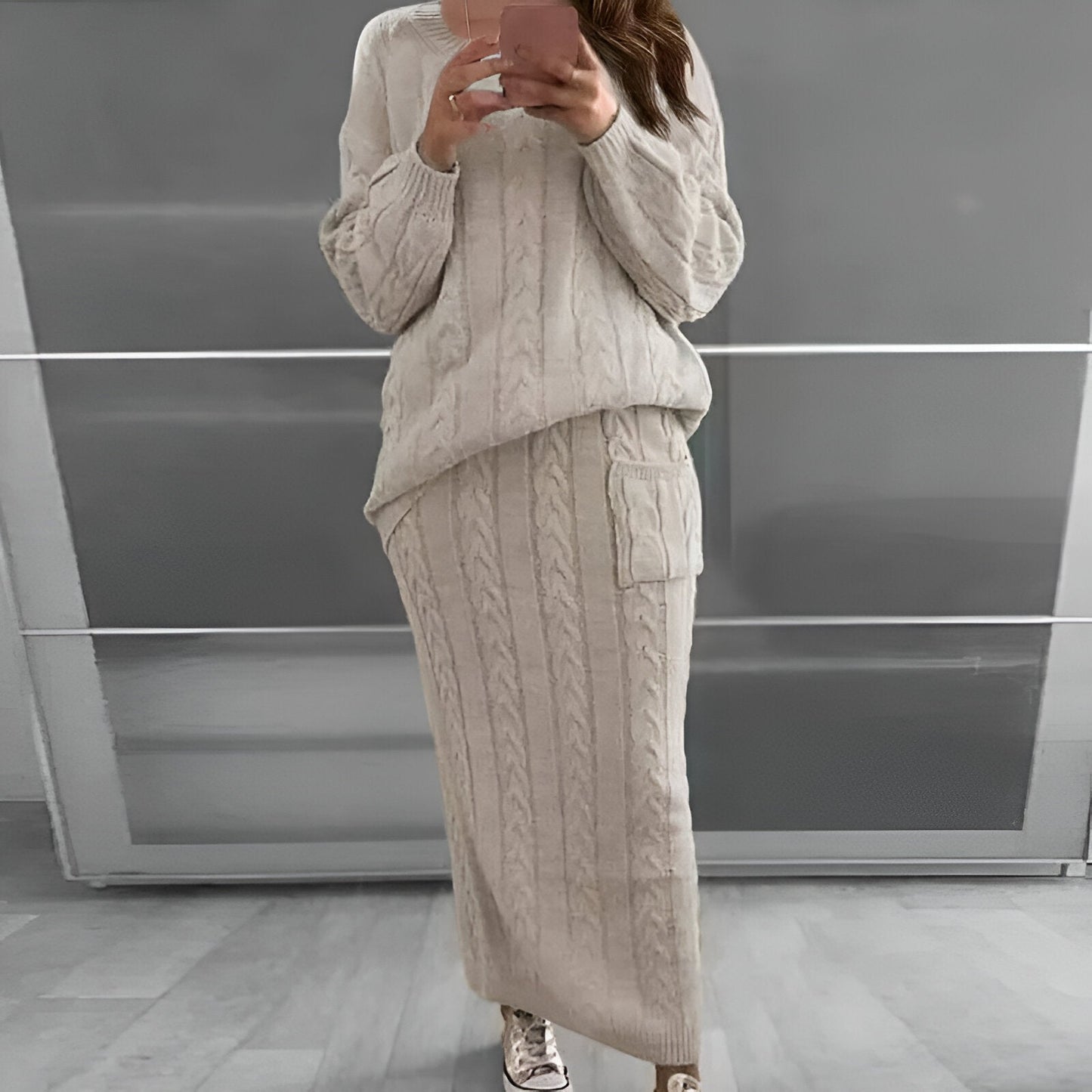 Liane |Mysig vinterstämning: stickad tröja och kjol (säsong 1)