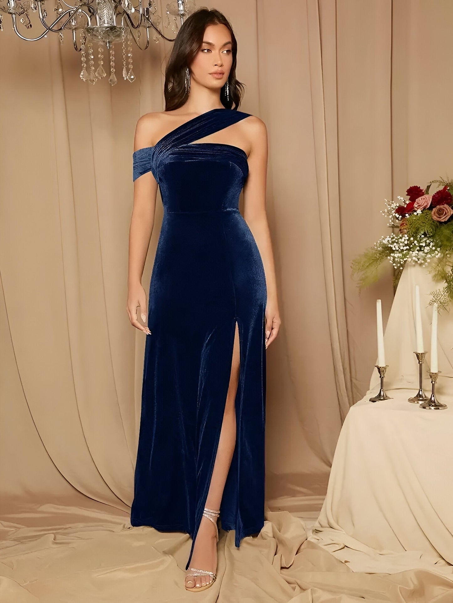 Lilith | Sexig bodyconklänning i sammet med slits i sidan