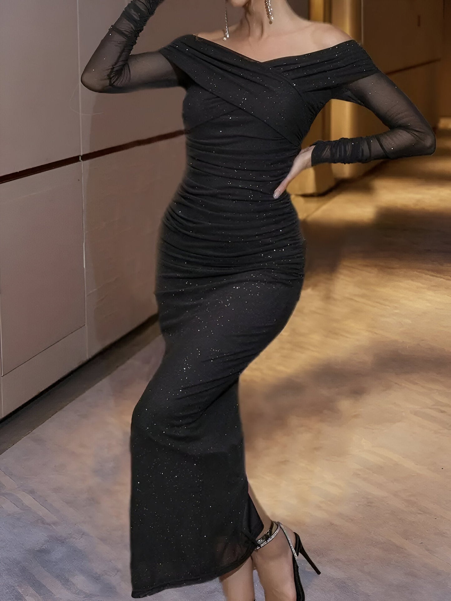 Derya | Skimrande cocktailklänning med korslagda plisserade axlar och off-shoulder