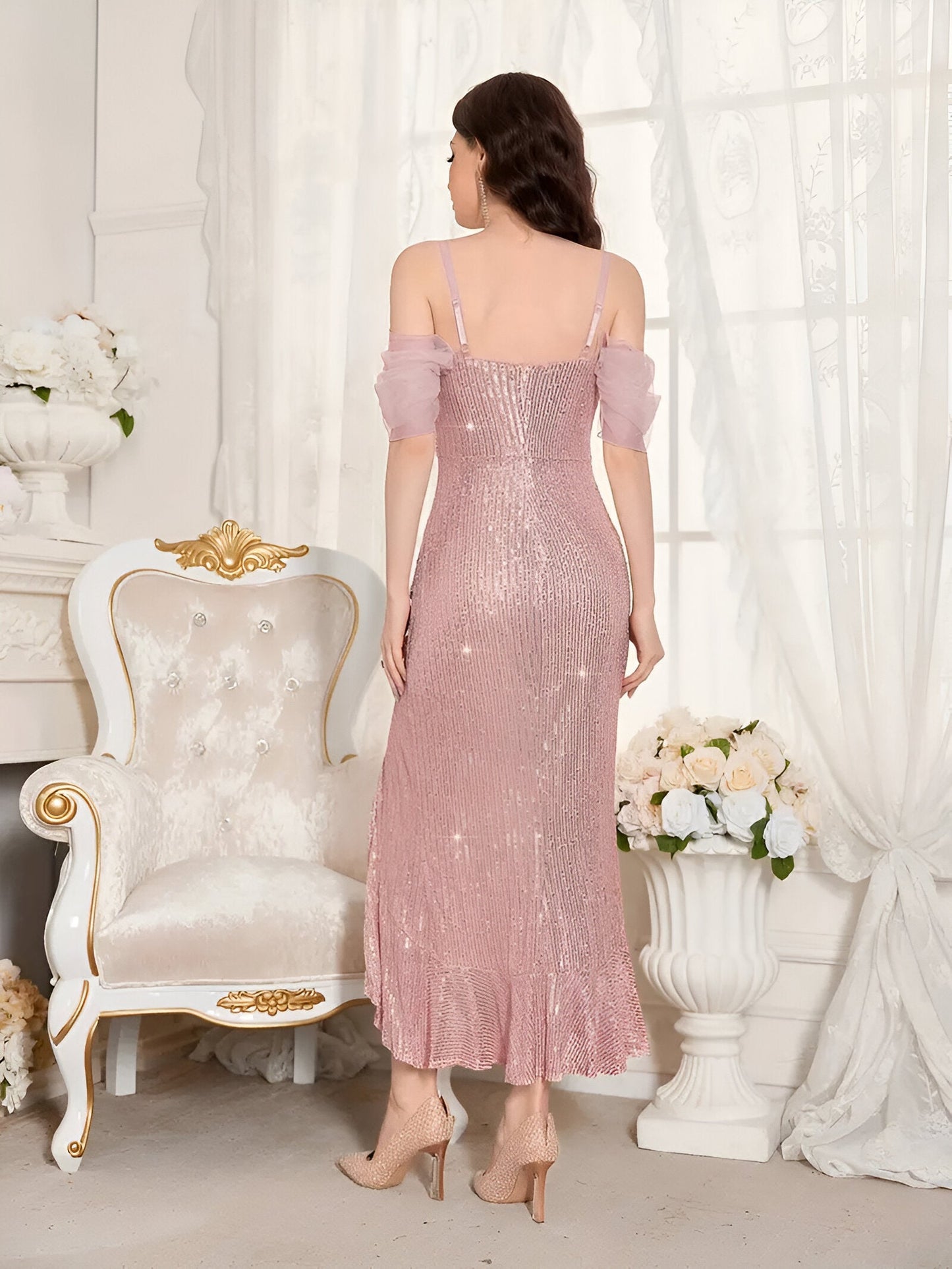 Beate | Glamorös paljettklänning med kalla axlar