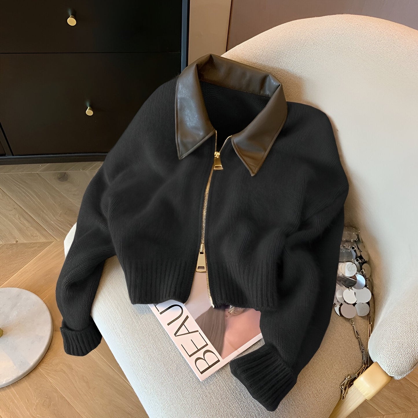 Elvira | Trendigt stickad tröja med krage i spaltläder