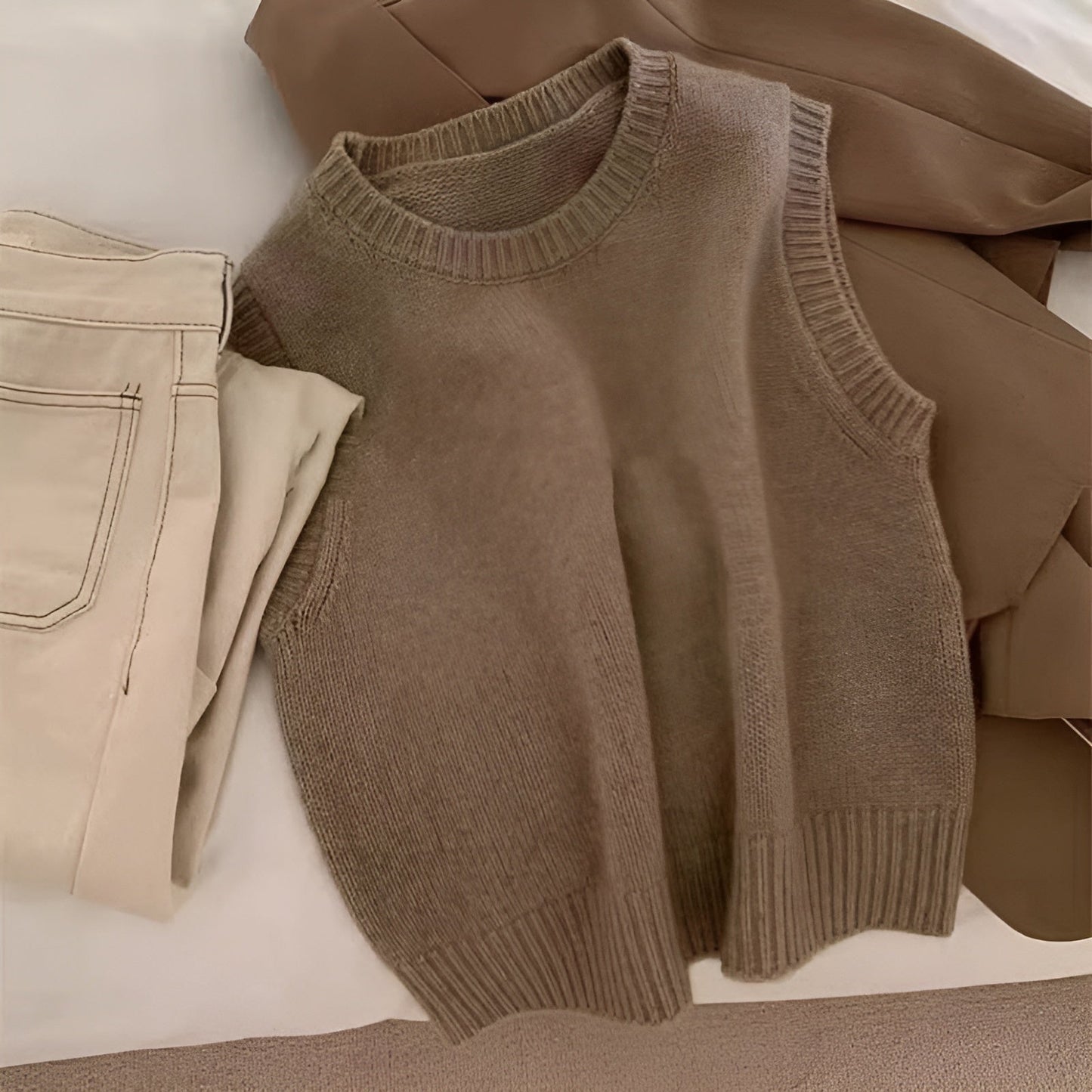 Astrid | Trendig Stickad Väst med Modern Touch