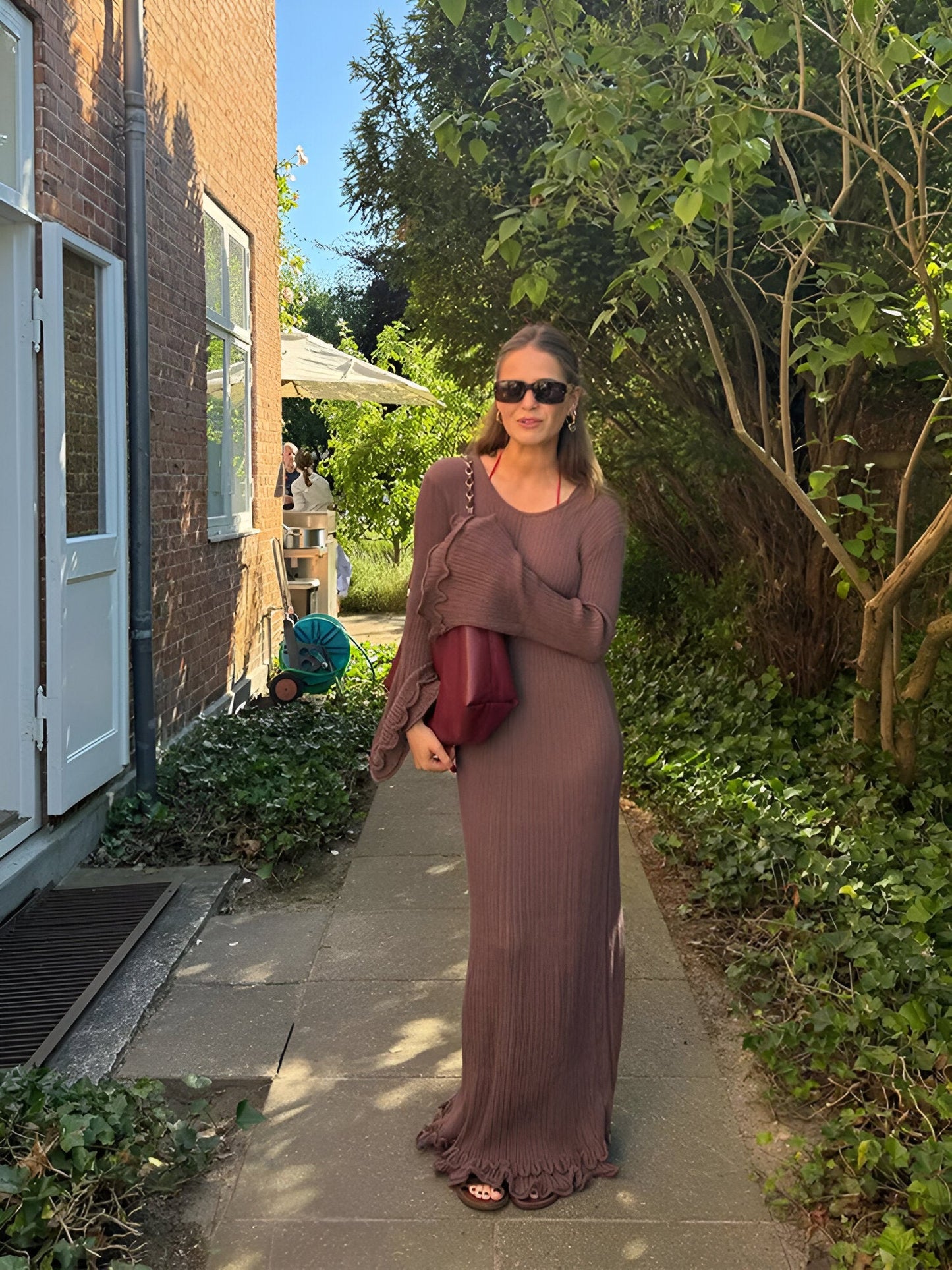 Edda | Elegant vit stickad klänning med volang i nederkanten