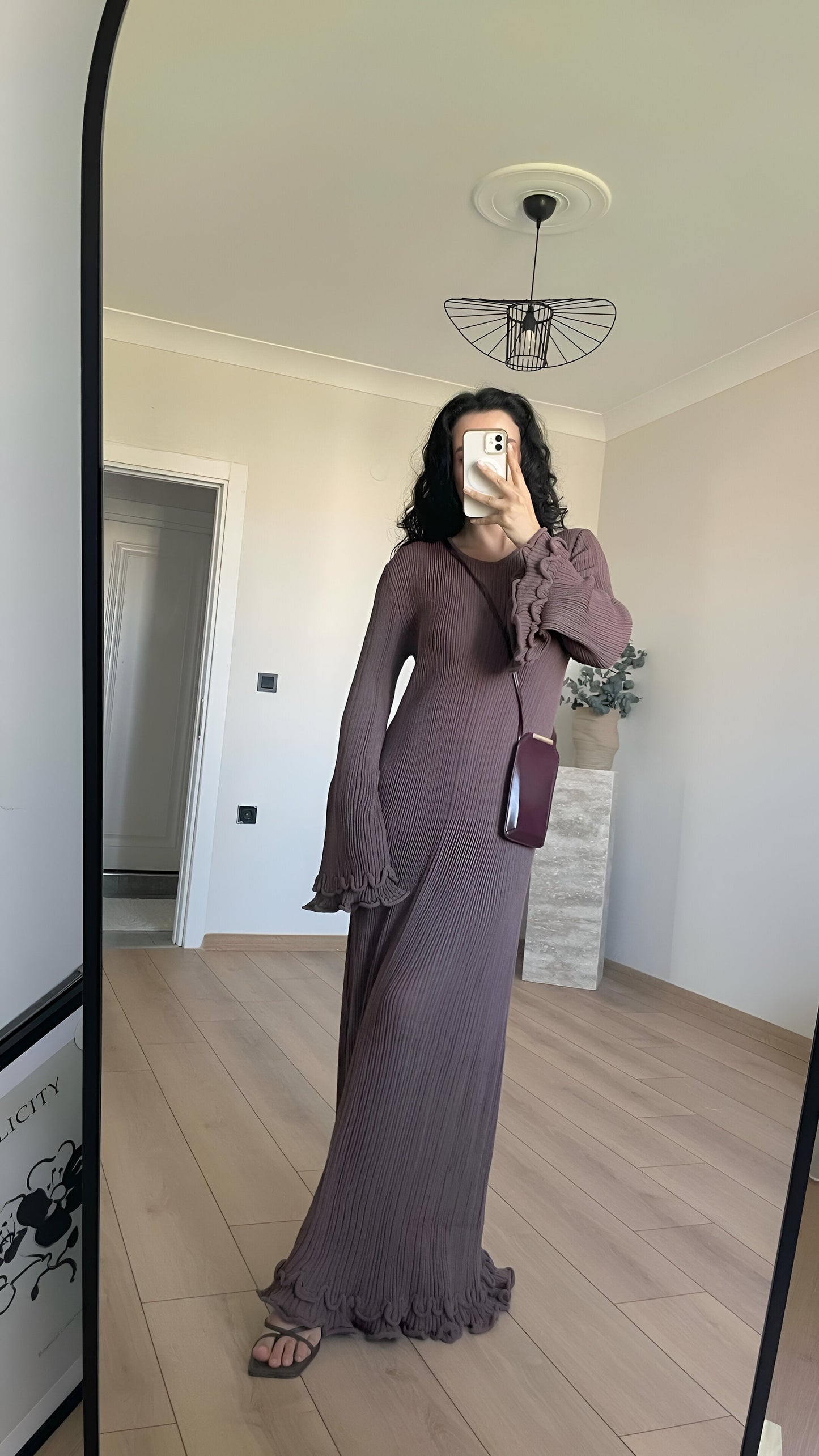 Edda | Elegant vit stickad klänning med volang i nederkanten