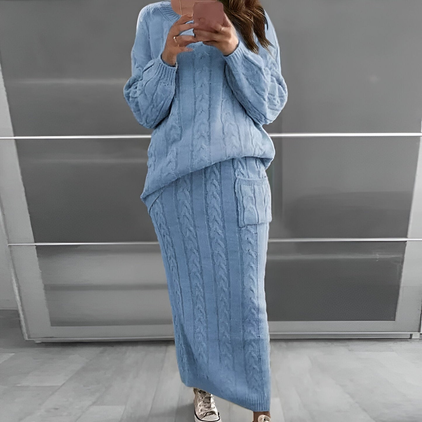 Liane |Mysig vinterstämning: stickad tröja och kjol (säsong 1)