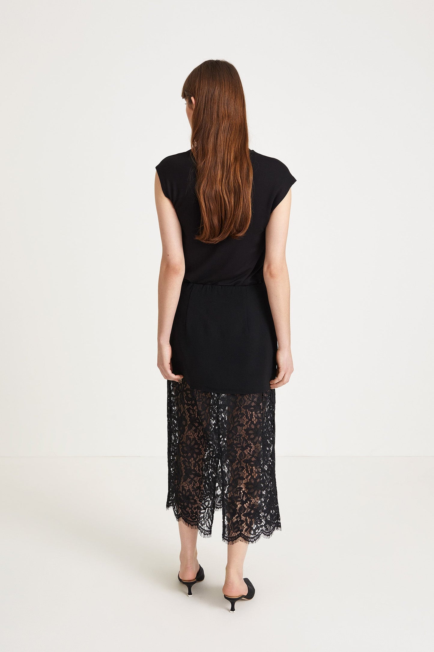 Pernilla | Elegant Crepe- och Spetskjol med Vågig Fåll