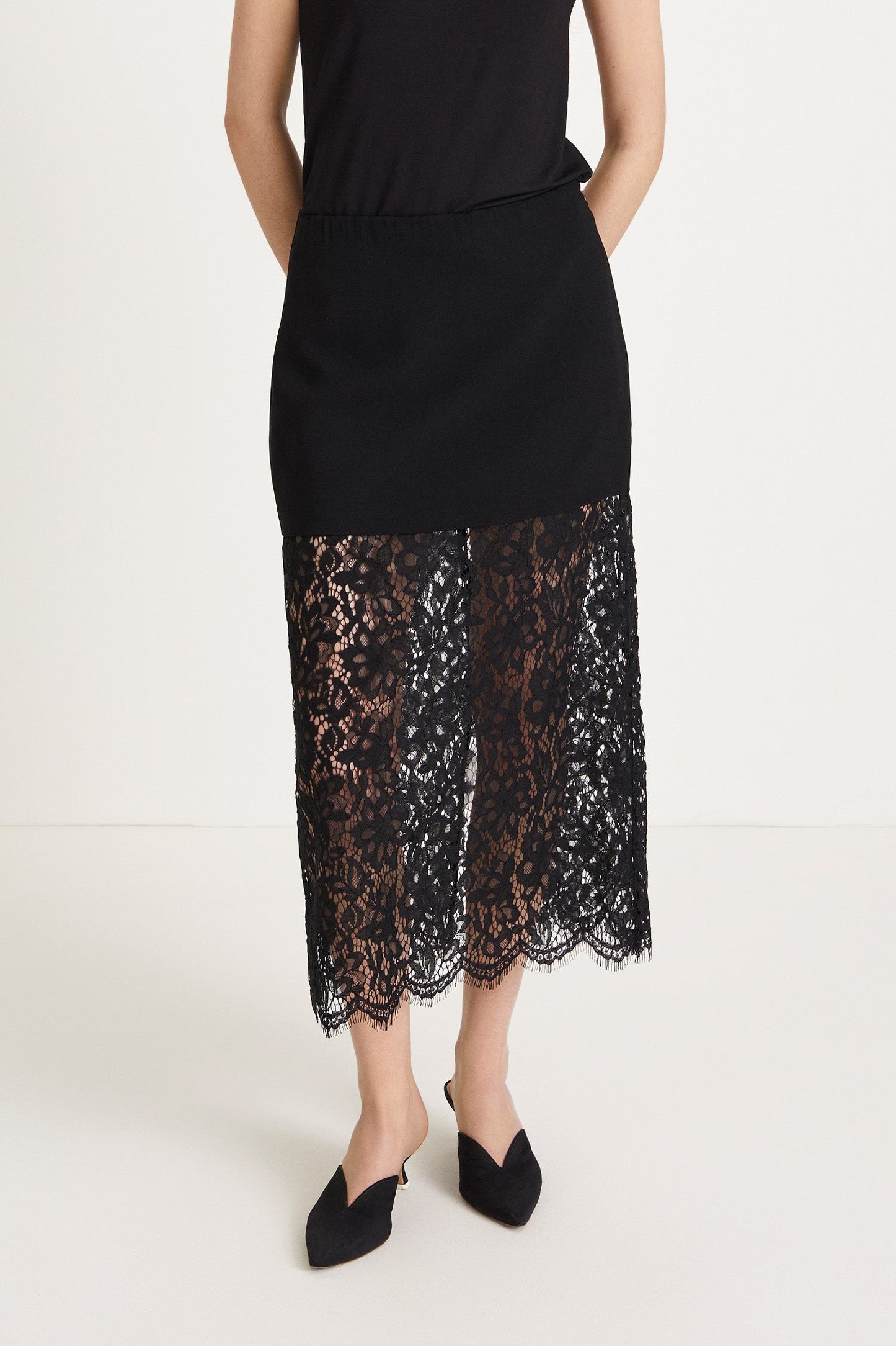 Pernilla | Elegant Crepe- och Spetskjol med Vågig Fåll